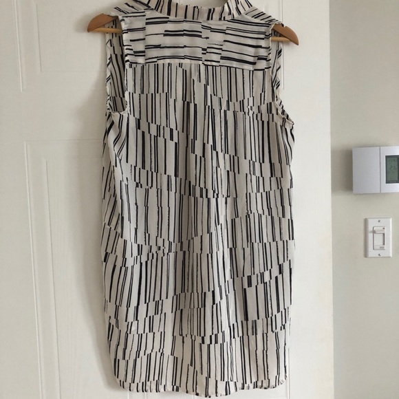 White sleeveless blouse - Picture 2 of 4